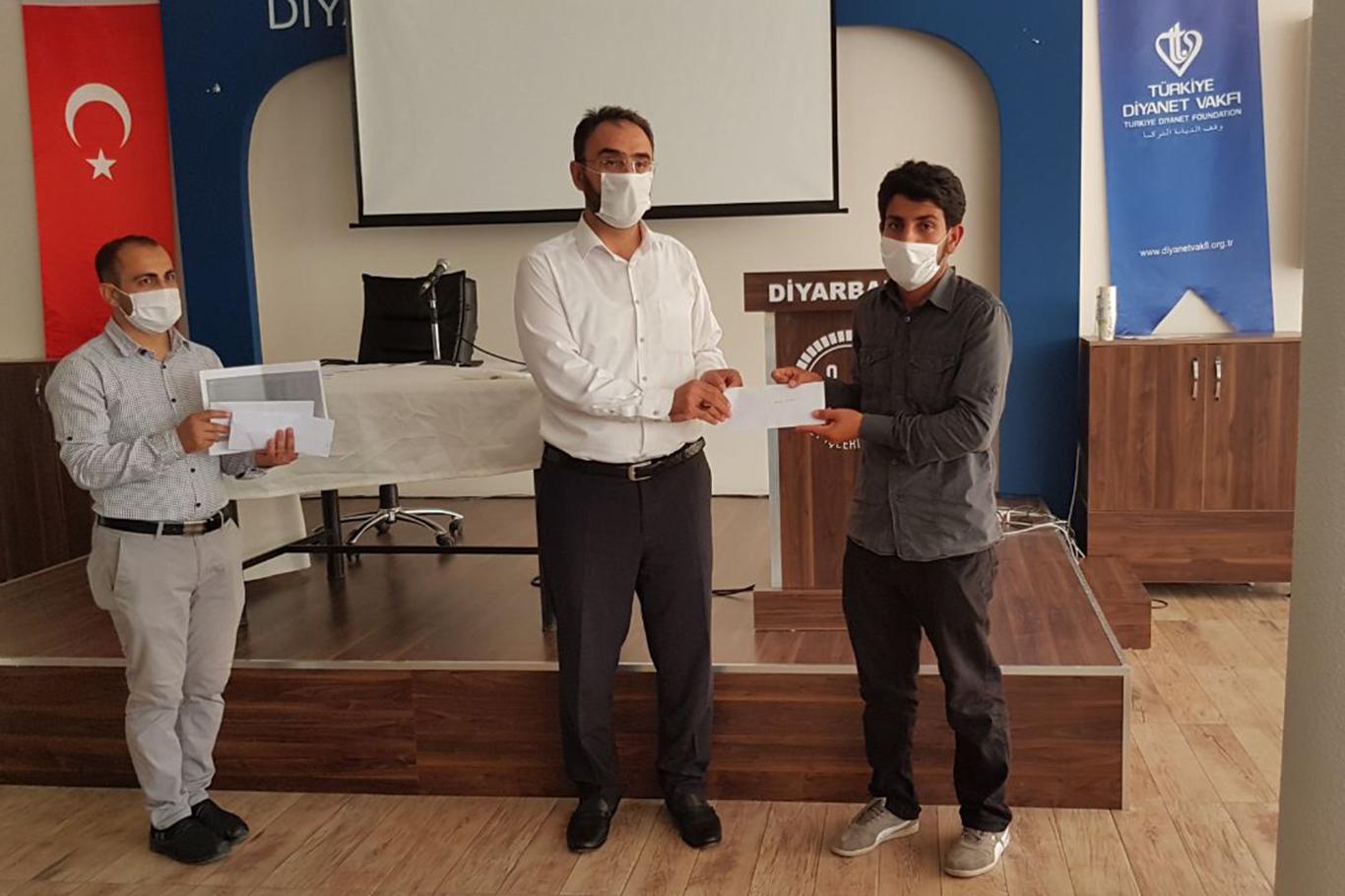 Mevlid-i Nebi Gençlik Bilgi Yarışması’nda dereceye girenler ödüllerini aldı Mevlid-i Nebi Gençlik Bilgi Yarışması’nda dereceye girenler ödüllerini aldı
